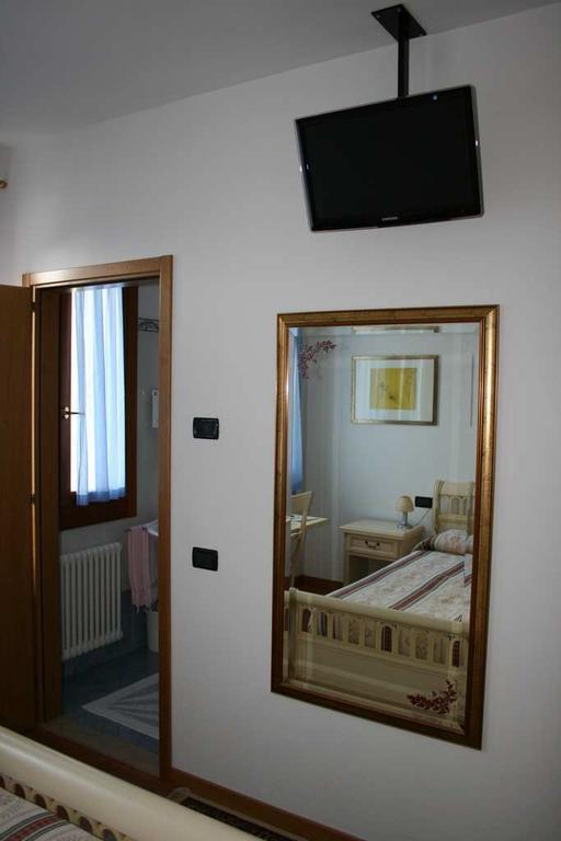 Hotel La Rua Carre Room photo